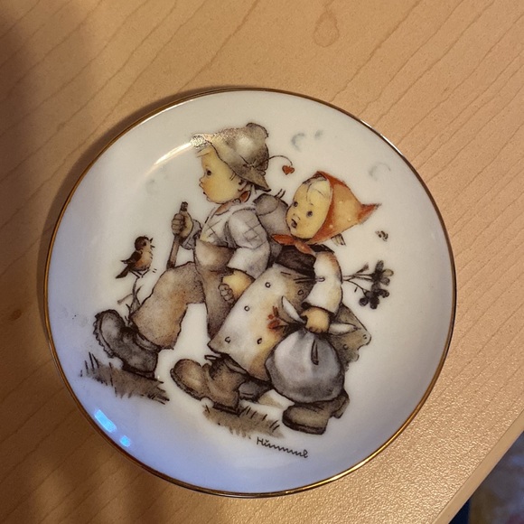 3 mini  MJ Hummel collectible plates - Picture 5 of 6